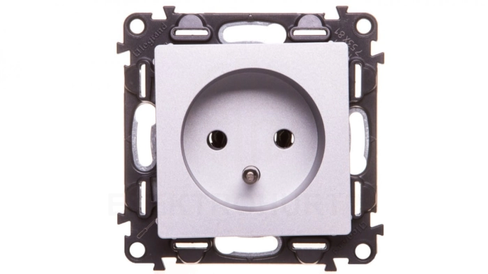 VALENA LIFE Gniazdo pojedyncze z/u 2P+Z aluminium 753381