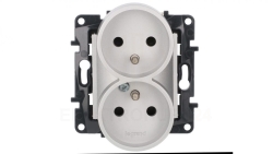 Niloe Step Gniazdo zasilające podwójne 2x2P+Z do ramek wielokrotnych, zaciski śrubowe, z przesłoną styków aluminium 863334