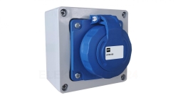 Gniazdo natynkowe 2P+Z 16/250 w obudowie IP65 105-105-66, dławik PG-13 w komplecie 6180-00